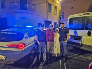 Viterbo - Anziana madre soccorsa dalla polizia in viale Trento