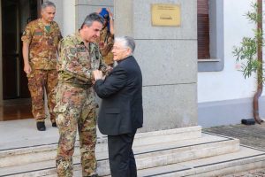 Viterbo - Il vescovo Orazio Francesco Piazza in visita all'aviazione dell'esercito