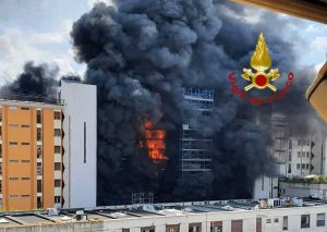 Roma - Palazzo in fiamme in zona Colli Aniene