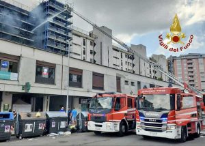 Roma - Palazzo in fiamme in zona Colli Aniene