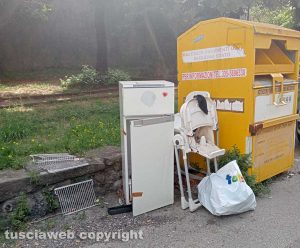 Viterbo - Rifiuti abbandonati in via del Paradiso