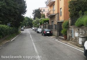 Soriano nel Cimino - Auto in sosta e a velocità elevata sulla strada provinciale che va a Fornacchia