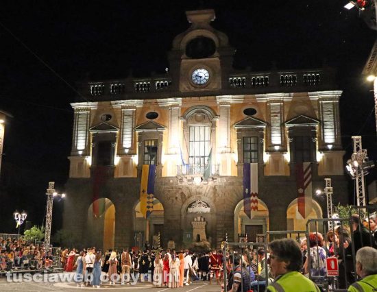 Nepi - Palio dei Borgia - Piazza del Comune addobbata