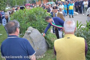 Marta - Deposizione della corona al monumento dei martiri di Cefalonia