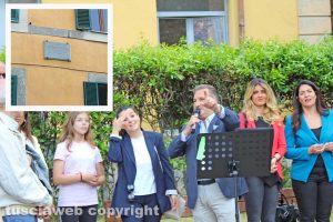 Enrico Panunzi e Chiara Frontini - Nel riquadro l'epigrafe di via della Verità 19