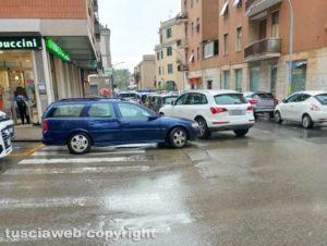Viterbo - Macchine sulle strisce semicancellate in via Vicenza