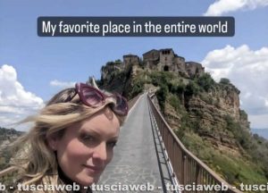 La pornostar Stormy Daniels a Civita di Bagnoregio