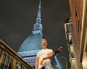 Stefano Giusto arriva a Torino in monopattino