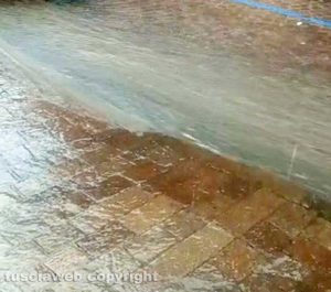 Via Cairoli - Il marciapiede con la pioggia