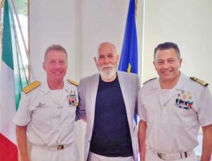 Civitavecchia - Il sindaco Ernesto Tedesco con i comandanti della capitaneria di porto