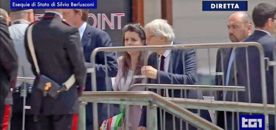 Milano – Chiara Frontini e Vittorio Sgarbi al funerale di Silvio Berlusconi