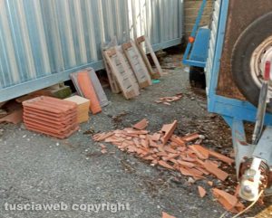 Viterbo - Rifiuti in via del Tavano