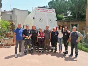 Faenza - L'assessore Deborah Zacchei, il consigliere Massimo Boschini, i volontari della protezione civile e del'Anps a Faenza per la consegna della raccolta per i cittadini colpiti dall'alluvione