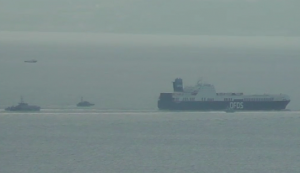 La nave a largo di Napoli