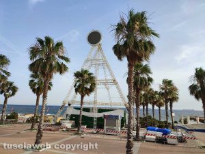 Civitavecchia - La struttura portante della ruota panoramica
