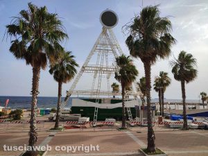 Civitavecchia - La ruota panoramica viene smontata