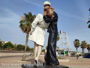 La Statua del Bacio e la ruota panoramica