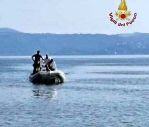 Vigili del fuoco sul lago di Bracciano (foto di repertorio)