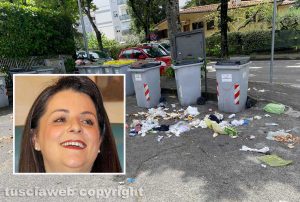Viterbo - Immondizia a terra in via Monte Cervino - Nel riquadro la sindaca Frontini