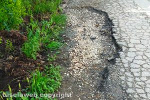 Viterbo - Buche in strada Ellera