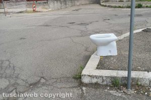 Viterbo - Un water a bordo strada