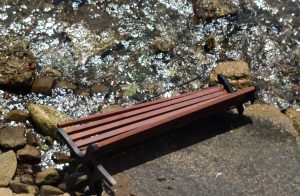 La panchina buttata in mare al Pirgo