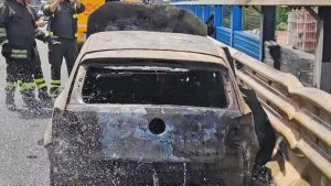 Napoli - Esplode auto in tangenziale, era un prototipo ibrido