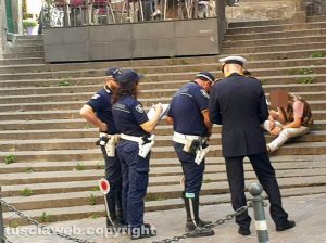 Viterbo - Via Saffi - Uomo ubriaco e addormentato sulle scale