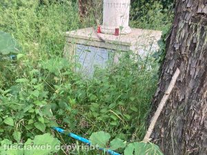 Bassano Romano - Monumento agli avieri trucidati nel '43 ricoperto da erbacce e rovi