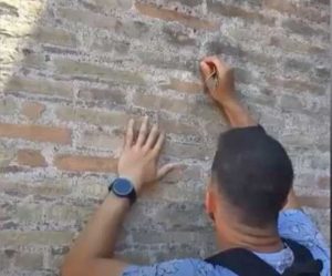 Turista incide il nome della fidanzata sul Colosseo