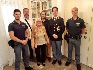 I poliziotti che hanno sventato la truffa con la signora
