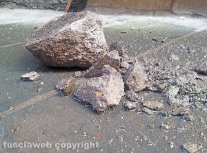 Montefiascone - La parte di trave caduta a Corso Cavour