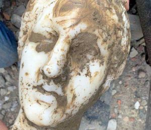 Roma - La testa di marmo ritrovata durante gli scavi