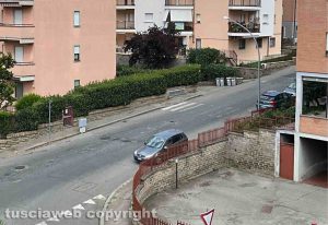 Viterbo - Via Rossini - Strada dissestata e strisce pedonali scolorite