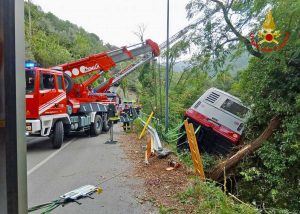 Savona - Bus precipita in una scarpata