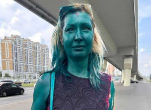 L’avvocatessa Elena Ponomareva ricoperta di vernice verde