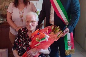 Tarquinia - Riglietti e Zacchei consegnano un mazzo di fiori alla signora Nazarena