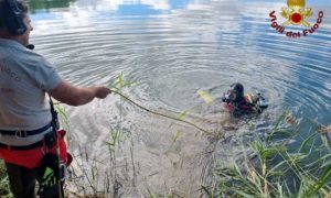 I vigili del fuoco in azione nelle acque del lago di Bracciano (foto di repertorio)