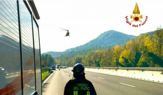 Schianto sulla A1 - Intervento dei vigili del fuoco