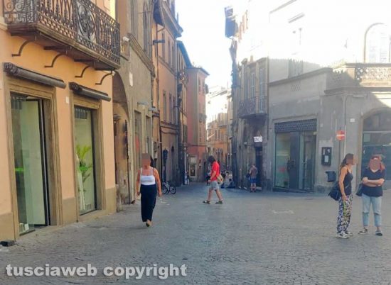 Viterbo - Centro storico deserto durante il periodo dei saldi