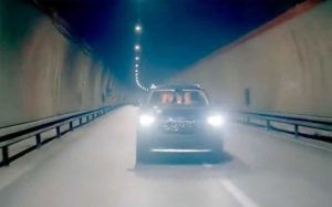 Un'immagine dello spot Guida e basta