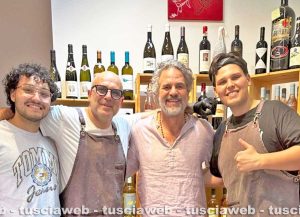 Ronciglione - Mark Ruffalo alias Hulk con i ragazzi della macelleria Vico carni