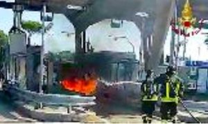 Auto in fiamme al casello autostradale Avellino ovest