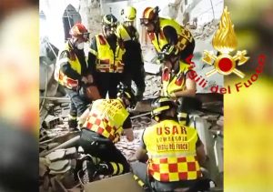 Milano - Crolla una palazzina, intervento dei vigili del fuoco