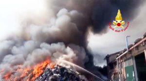 Ciampino - Incendio in un deposito di rifiuti