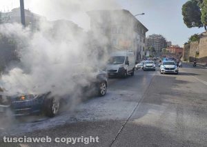 Viterbo - Macchina in fiamme in viale Raniero Capocci