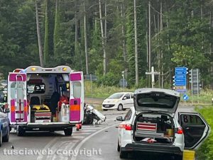 Scontro violento autobus-auto sulla Cimina