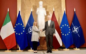 Giorgia Meloni con il primo ministro lettone Krišjānis Kariņš