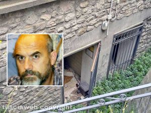Viterbo - Il materasso dei bagni pubblici di piazza della Rocca - Nel riquadro l'assessore Stefano Floris