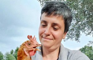Viterbo – Alessia De Rubeis con una delle sue galline